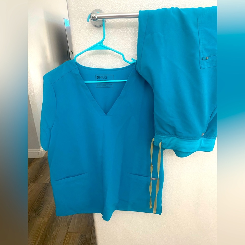 FIGs 3 pocket scrub Zamora jogger set in light teal .